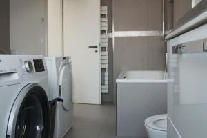 Ένα μπάνιο στο Nachhaltiges Penthouse mit Dachterasse