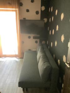 un sofá en una sala de estar con ventana en ZR9, en Zamárdi