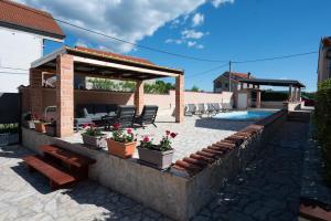 Bazén v ubytování Holiday Home Luka Pridraga nebo v jeho okolí