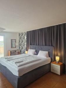 Un dormitorio con una cama grande y una ventana en Penzion Relax Martina en České Budějovice