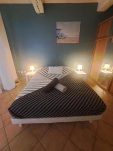 Un dormitorio con una cama con dos objetos. en T2 Proche du port, zone piétonne, en Toulon