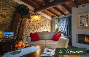 a living room with a couch and a table at Il Borghetto Vacanze nei Mulini in Valeggio sul Mincio