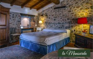 a bedroom with a bed in a room with stone walls at Il Borghetto Vacanze nei Mulini in Valeggio sul Mincio
