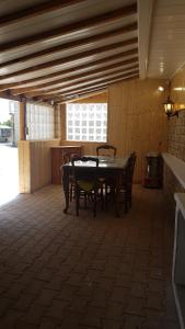 a dining room with a table and chairs at Paisible Chalet 5 personnes maxi en option 8 pers SPA in Largentière