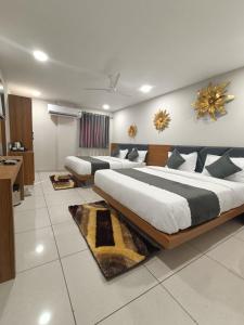 艾哈邁達巴德的住宿－HOTEL ASIANA INN，一间大卧室,配有两张床和电视