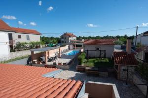 Bazén v ubytování Holiday Home Luka Pridraga nebo v jeho okolí