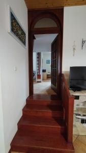 un corridoio con una scala che conduce a un soggiorno di Kuća za odmor Giulitta a Porat