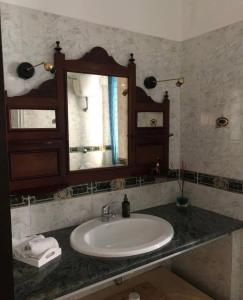 La salle de bains est pourvue d'un lavabo et d'un miroir. dans l'établissement B&B da Cinzia, à Pontecagnano
