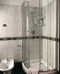 La salle de bains est pourvue d'une douche et d'un lavabo. dans l'établissement B&B da Cinzia, à Pontecagnano