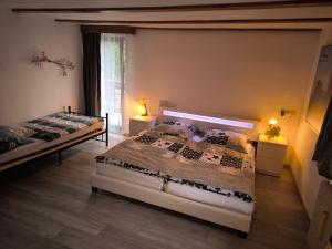 1 Schlafzimmer mit 2 Betten und einem Fenster in der Unterkunft Mühltal Guesthouse in Dossenheim