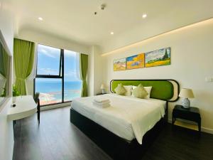 une chambre avec un grand lit avec vue sur l'océan dans l'établissement Le Ciel Phu Quoc - Hillside Apartment, à Duong Dong 41 autres photos
