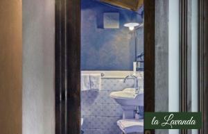 a bathroom with a toilet and a sink at Il Borghetto Vacanze nei Mulini in Valeggio sul Mincio