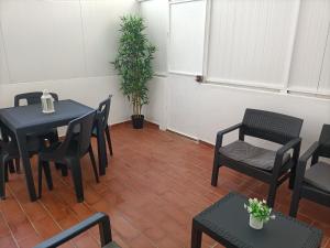 une chambre avec des tables et des chaises et une plante en pot dans l'établissement AL Bela Vida, à Tavira