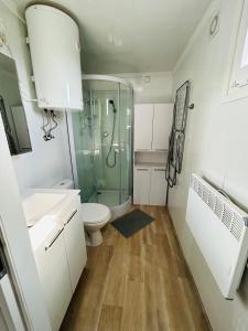 Ένα μπάνιο στο Glamping Hel