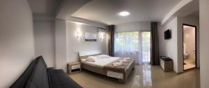 a bedroom with a bed and a large window at Casa Eden Jupiter in Jupiter