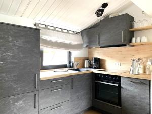 Kuchyň nebo kuchyňský kout v ubytování Zentrales modernes Apartment, Nähe Zoo und Stadion
