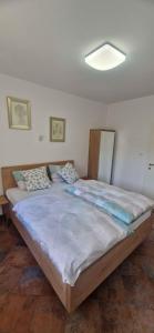 um quarto com uma cama grande num quarto em Apartment Vrbnik 1 em Vrbnik