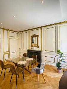 une salle à manger avec une table et des chaises en verre dans l'établissement Charmant appartement haut de gamme, à Salins-les-Bains