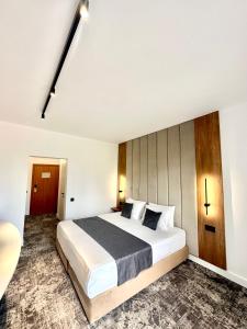 Säng eller sängar i ett rum på Hotel Soimul