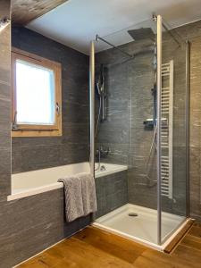 Ένα μπάνιο στο Cozy Apartment With Stunning View
