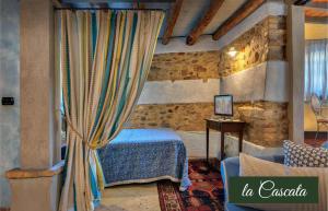 a bedroom with a bed and a curtain at Il Borghetto Vacanze nei Mulini in Valeggio sul Mincio