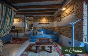 a living room with a blue couch and a table at Il Borghetto Vacanze nei Mulini in Valeggio sul Mincio