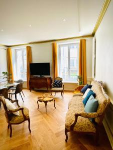 - un salon avec un canapé et un piano dans l'établissement Charmant appartement haut de gamme, à Salins-les-Bains