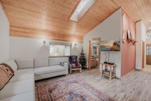 a living room with a couch and a wooden ceiling at 60GS - Pets OK - Soaker Tub - Deck cabin in Glacier