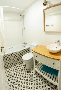 ein Badezimmer mit einem Waschbecken, einem WC und einer Badewanne in der Unterkunft Taosa - ONGI ETORRI in Zumaia