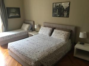 een slaapkamer met 2 bedden en 2 nachtkastjes bij Casa Crema Bed & Breakfast in Turijn