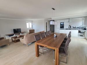 una sala da pranzo e un soggiorno con tavolo e sedie di Pinna Nobilis MoMa level 1 a Brodarica