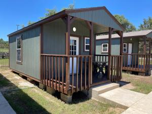 uma pequena cabina com um alpendre e um deque em Canyon Lakeview Resort em Canyon Lake