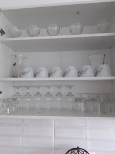 Un estante lleno de vasos y jarrones en un refrigerador. en La SULINA, en Sulina