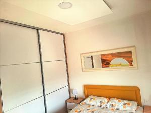 1 dormitorio con cama y espejo en el techo en Apartment AS, en Ulcinj 14 fotos más