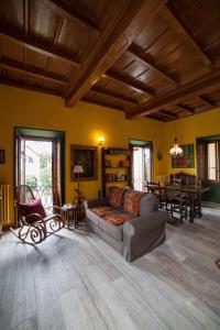 ein Wohnzimmer mit einem Sofa und einem Tisch in der Unterkunft All'Antico Convento in Cannero Riviera