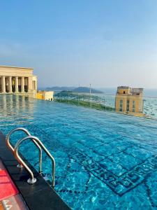 une grande piscine au sommet d'un immeuble dans l'établissement Le Ciel Phu Quoc - Hillside Apartment, à Duong Dong