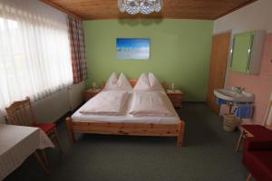 Haus Ganschitter tesisinde bir odada yatak veya yataklar