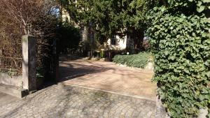 einen Garten mit einem Tor und einem Gehweg aus Ziegelsteinen in der Unterkunft Ferienwohnung Franziska Wünsche, Wohnung 1 in Dresden
