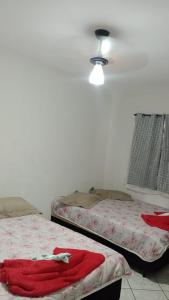 Giường trong phòng chung tại Casa a 300 metros do Santuário