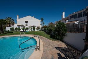 una piscina con uno scivolo davanti a una casa di Sunny Home Gran Alacant a Gran Alacant
