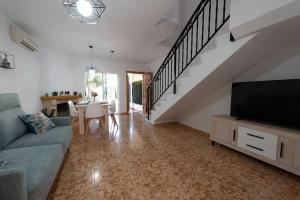un soggiorno con divano e TV a schermo piatto di Sunny Home Gran Alacant a Gran Alacant