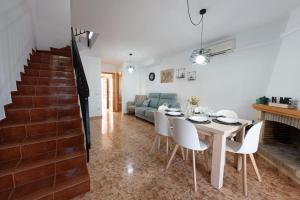 un soggiorno con tavolo, sedie e divano di Sunny Home Gran Alacant a Gran Alacant