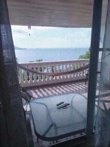 balcón con mesa y vistas al océano en La casa de Wili Taboga 62,61,00,07, en Taboga