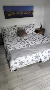 a large bed with stars on it in a bedroom at Mühltal Guesthouse in Dossenheim