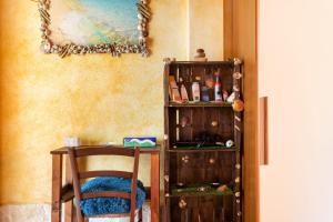 Pokój ze stołem i półką na książki w obiekcie Affittacamere Shardana w mieście Cabras