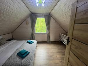 a room with a bed and a window at Domek wakacyjny Wczasy jak Marzenie in Ruciane-Nida