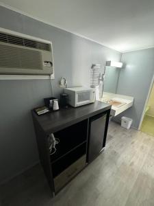 a microwave sitting on a counter in a room at Acorn Motel in Black Mountain +21 photos