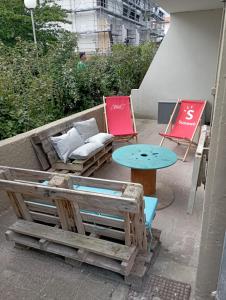 - une terrasse avec 2 chaises, une table et des chaises dans l'établissement Appartement au pied des dunes, à Seignosse