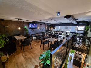 una vista aérea de un restaurante con mesas y sillas en Soho Suites, en Bar