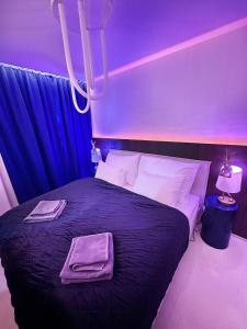ein Schlafzimmer mit einem Bett mit zwei Handtüchern darauf in der Unterkunft Ambient lounge with sundeck and free parking in Bratislava